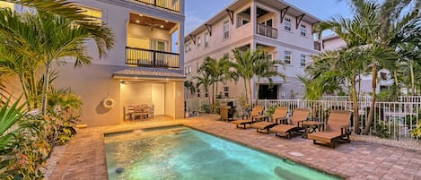 Een verwarmd zwembad