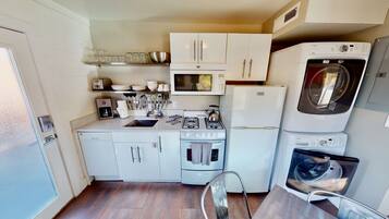 Een koelkast, een magnetron, een oven, een kookplaat