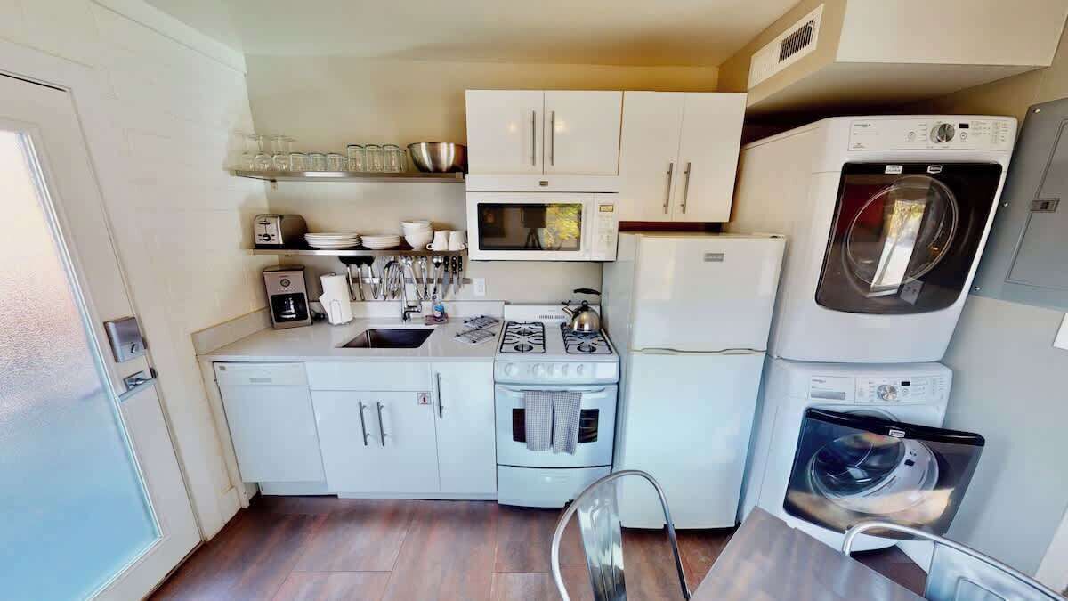 Cafetera/tetera, refrigerador, microondas, horno