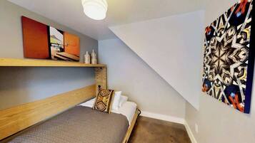 1 bedroom, iron/ironing board, WiFi (free), bed sheets