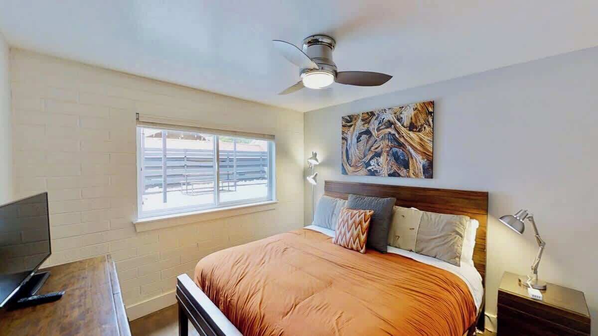 1 slaapkamer, een strijkplank/strijkijzer, gratis wifi, beddengoed