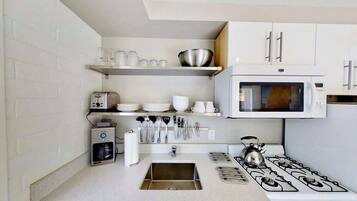 Coffee/tea maker, fridge, microwave, oven