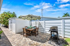 Outdoor dining - Casita Morning Star | Pet Friendly Home on Siesta Key, Heated Pool, Walk to Beach & South Village! (Siesta Key)