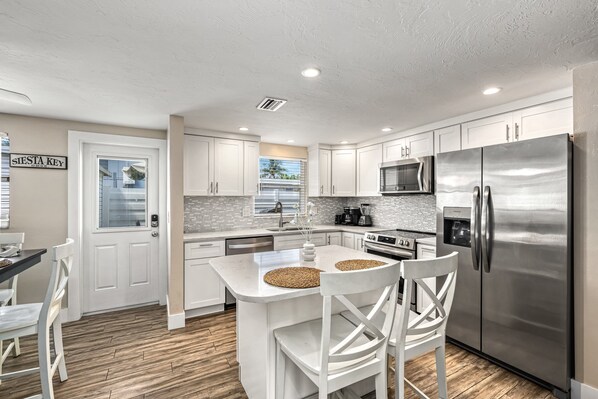 Réfrigérateur, four à micro-ondes, un four, surface de cuisson