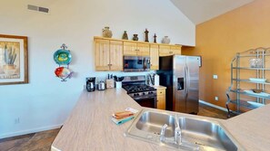 Coffee/tea maker, microwave, oven, stovetop - Arches Abode - A3, 3 Bedroom Condo, Private Hot Tub (Moab)