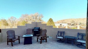 Outdoor dining - Arches Abode - A3, 3 Bedroom Condo, Private Hot Tub (Moab)