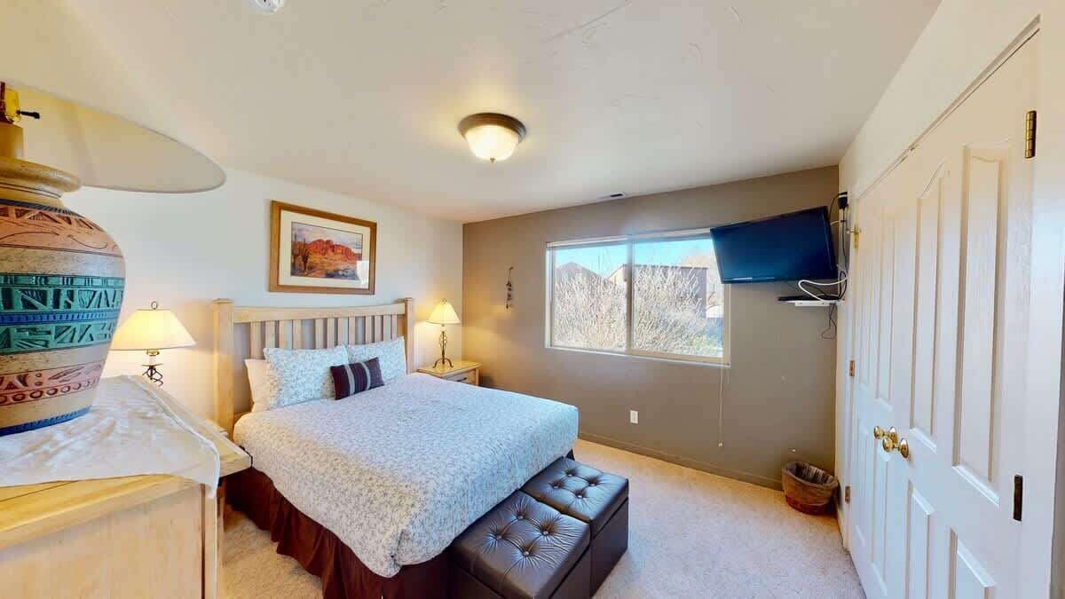 3 bedrooms, iron/ironing board, WiFi (free), bed sheets