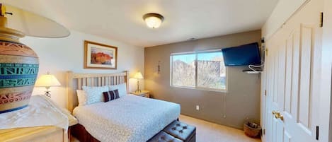 3 bedrooms, iron/ironing board, WiFi (free), bed sheets