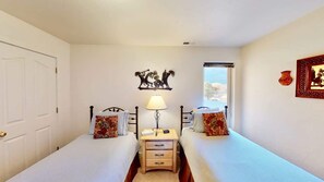 3 bedrooms, iron/ironing board, WiFi (free), bed sheets - Arches Abode - A3, 3 Bedroom Condo, Private Hot Tub (Moab)