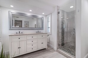 Combined shower/bathtub, hair dryer, towels, shampoo