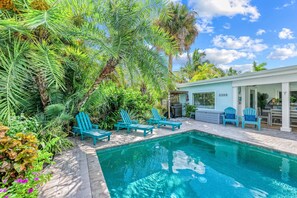 Relax with your favorite book, cocktail in hand, as the palm trees sway above. - La Contento Casa | Private Heated Pool, Pet Friendly, Walk to Siesta Key Village and Beach (Siesta Key)