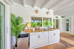 The lanai bar is a guest favorite—complete with a sink and counter space for mixing up poolside refreshments. - La Contento Casa | Private Heated Pool, Pet Friendly, Walk to Siesta Key Village and Beach (Siesta Key)