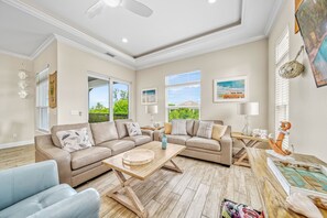 Smart TV, table tennis - The Big Kahuna | SK Village, Pet Friendly, 2 Heated Pools, Elevator, Ping Pong Tables Steps to Beach (Sarasota)