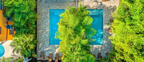 Een verwarmd zwembad