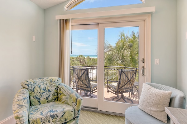 Una televisión, una mesa de tenis de mesa