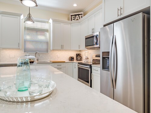 Casa Ohana | Pet Friendly, Ping Pong Table, Private Heated Pool, Steps to Beach!