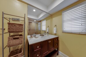 Combined shower/bathtub, hair dryer, towels, shampoo - Villa De Paradisio | Waterfront Home w/ Private Pool, Fishing Dock, Close to Beach & Village! (Siesta Key)