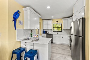 Kylskåp, mikrovågsugn, ugn och spishäll