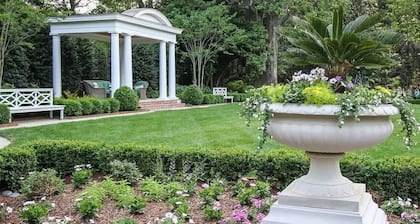 Charming Myers Park 2BR King Condo | Porch