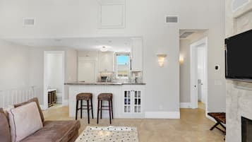 Smart-tv, eldstad och en stereo