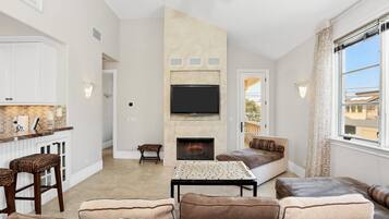 Smart-tv, eldstad och en stereo