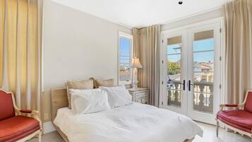 1 slaapkamer, geluiddichte muren, een strijkplank/strijkijzer