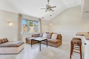 Una Smart TV, una chimenea, un reproductor estéreo