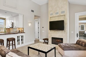 Smart TV, chimenea y estéreo 