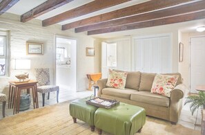 TV - Historic Garden Home on Chatham Square with Private Parking by Lucky Savannah (Savannah)