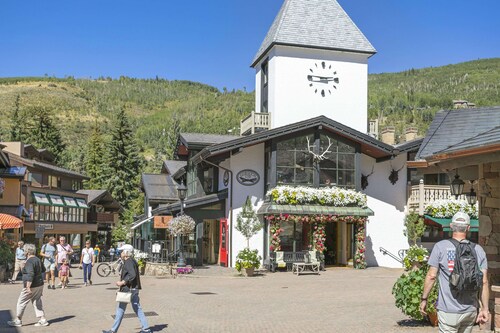 Bright Condo w loft, walk to Vail Ski School, VTE6