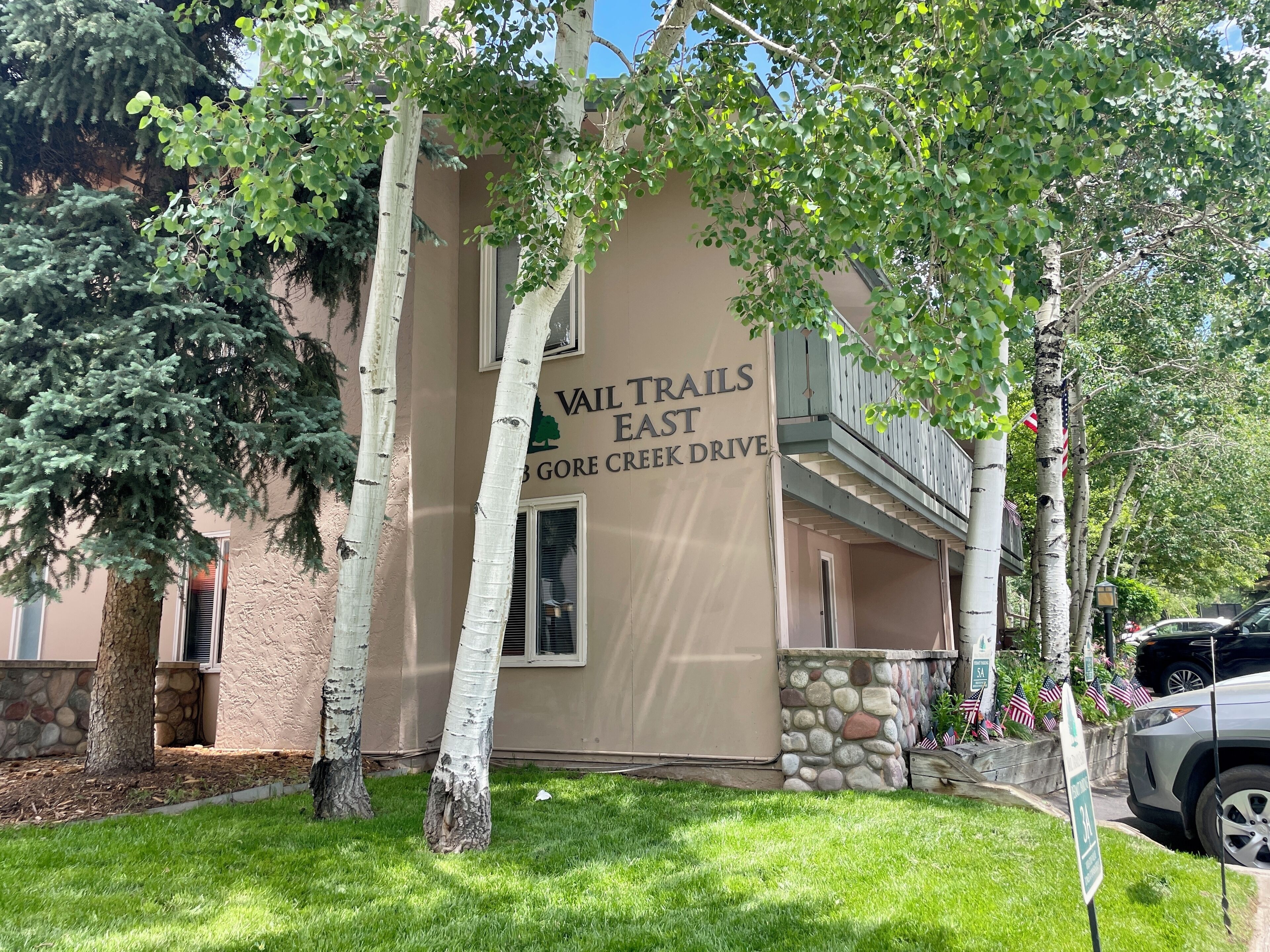Un edificio con un cartel que dice "Vail Trails East Gore Creek Drive".