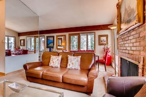 TV, fireplace, DVD player - Bright Condo w loft, walk to Vail Ski School, VTE6 (Vail)