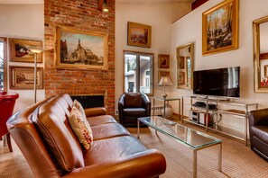 Télévision, cheminée, lecteur de DVD