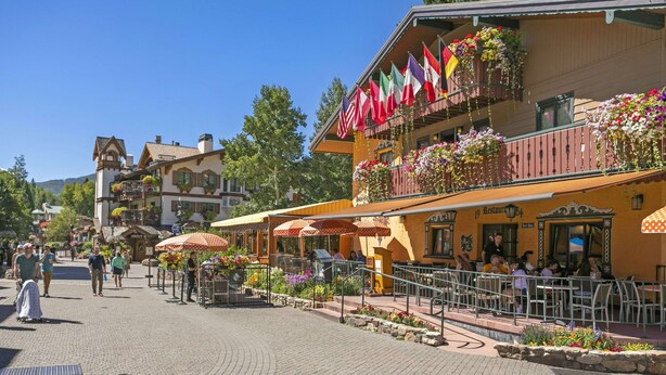 Un bâtiment doté d’une terrasse, de drapeaux italiens et de jardinières.