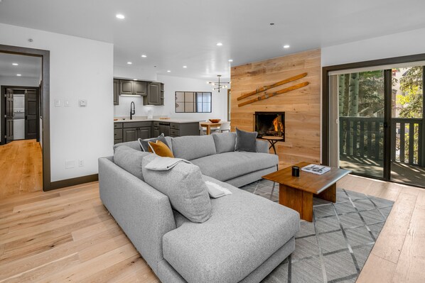 テレビ、暖炉、DVD プレーヤー