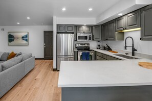 冷蔵庫、電子レンジ、オーブン、コンロ