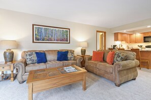 Een televisie, een open haard en een dvd-speler