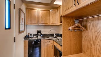 Coffee/tea maker, fridge, microwave, toaster