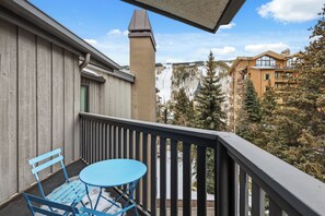 Property grounds - Top-floor Ski Condo in Vail, walk to Gondola, W407 with Air Conditioning. (Vail)