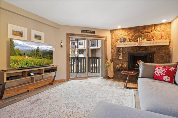 Tv, eldstad och kontor