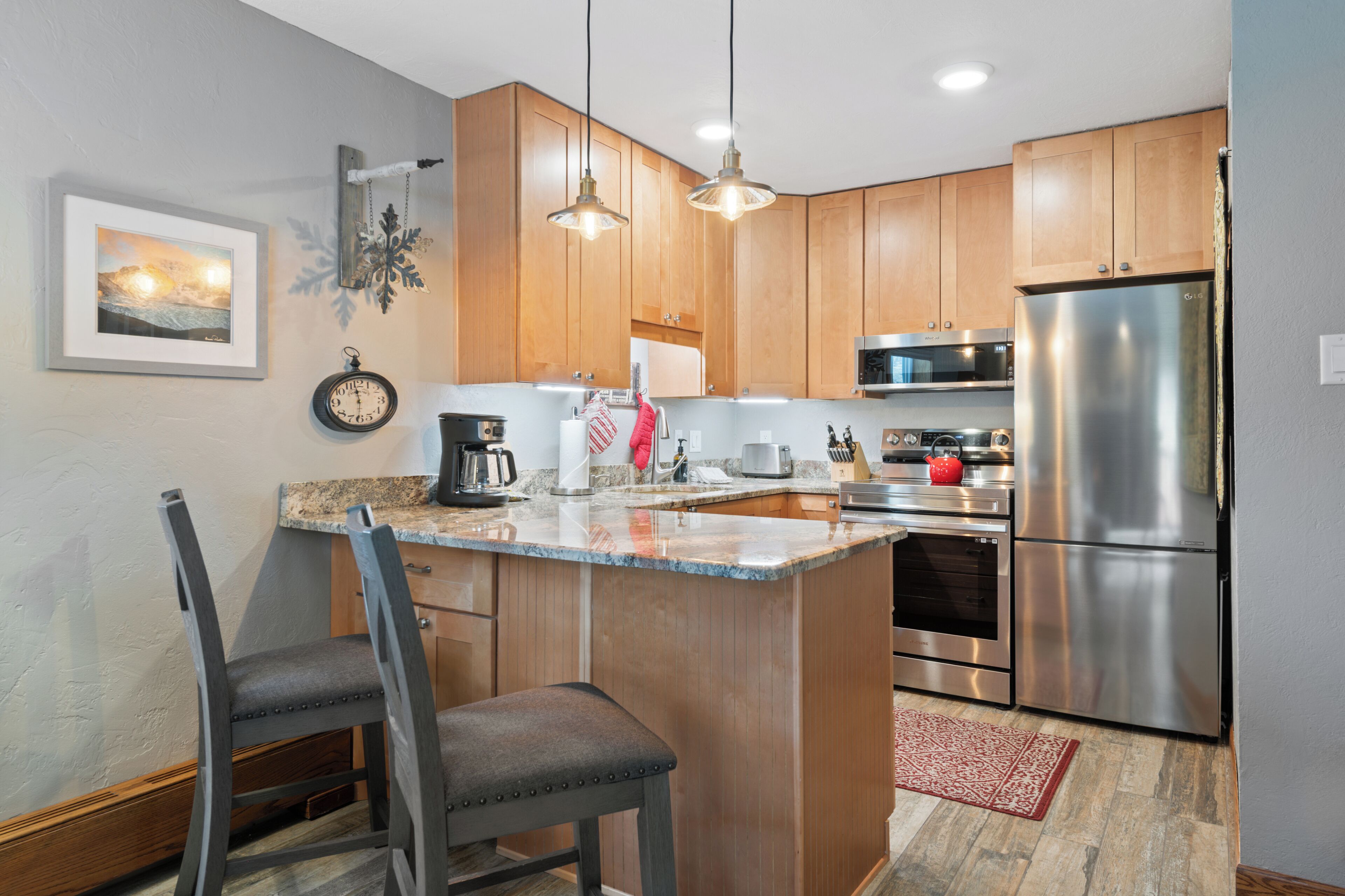 Coffee/tea maker, fridge, microwave, oven