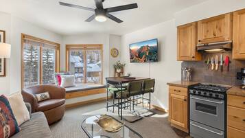 TV, DVD-spiller og stereoanlegg