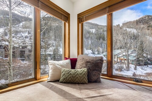 Mountain view condo w/ hot tub + pool