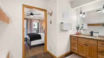 1 bedroom, iron/ironing board, WiFi (free), bed sheets