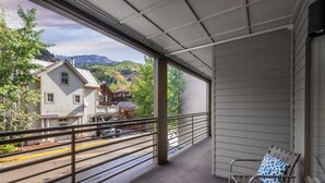 Uma varanda com vista para uma montanha e um restaurante.