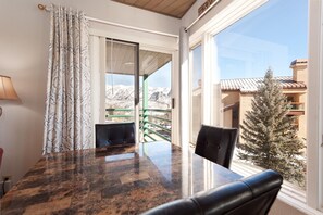Dining - 4th Floor Studio - Views - Deck - Ski in/Ski Out - Affordable (Durango)