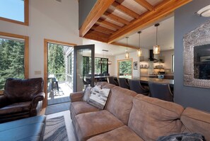Smart TV, fireplace, stereo