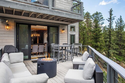 Luxury Home on Creek on 2 Acres - Hot Tub/Sauna/Pool Table/Fire Pit/BBQ Grill