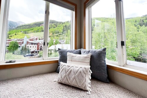 Top Floor Bay Window, Mountain & River Views + Pool & Hot Tub
