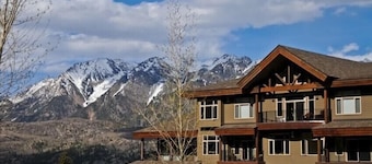 Peregrine Point Condo by the Main Plaza - Walk to Slopes